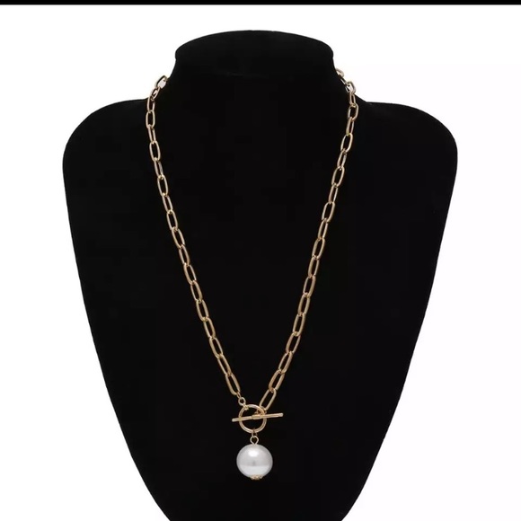 🌟 Gold Tone Big Simulated Pearl Necklace - Picture 3 of 4